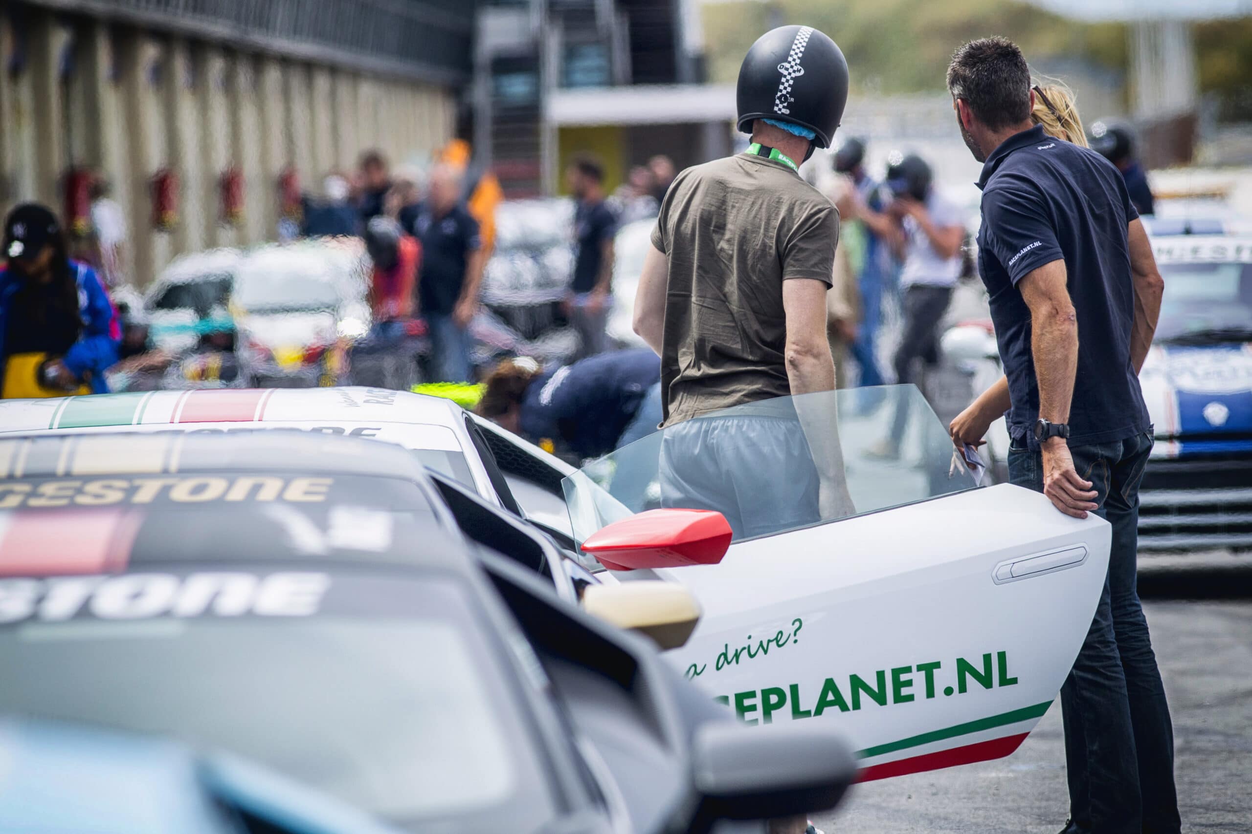 Stap maar in bij Race Planet op Circuit Zandvoort en rij in al je droomauto's zoals de witte Lamborghini