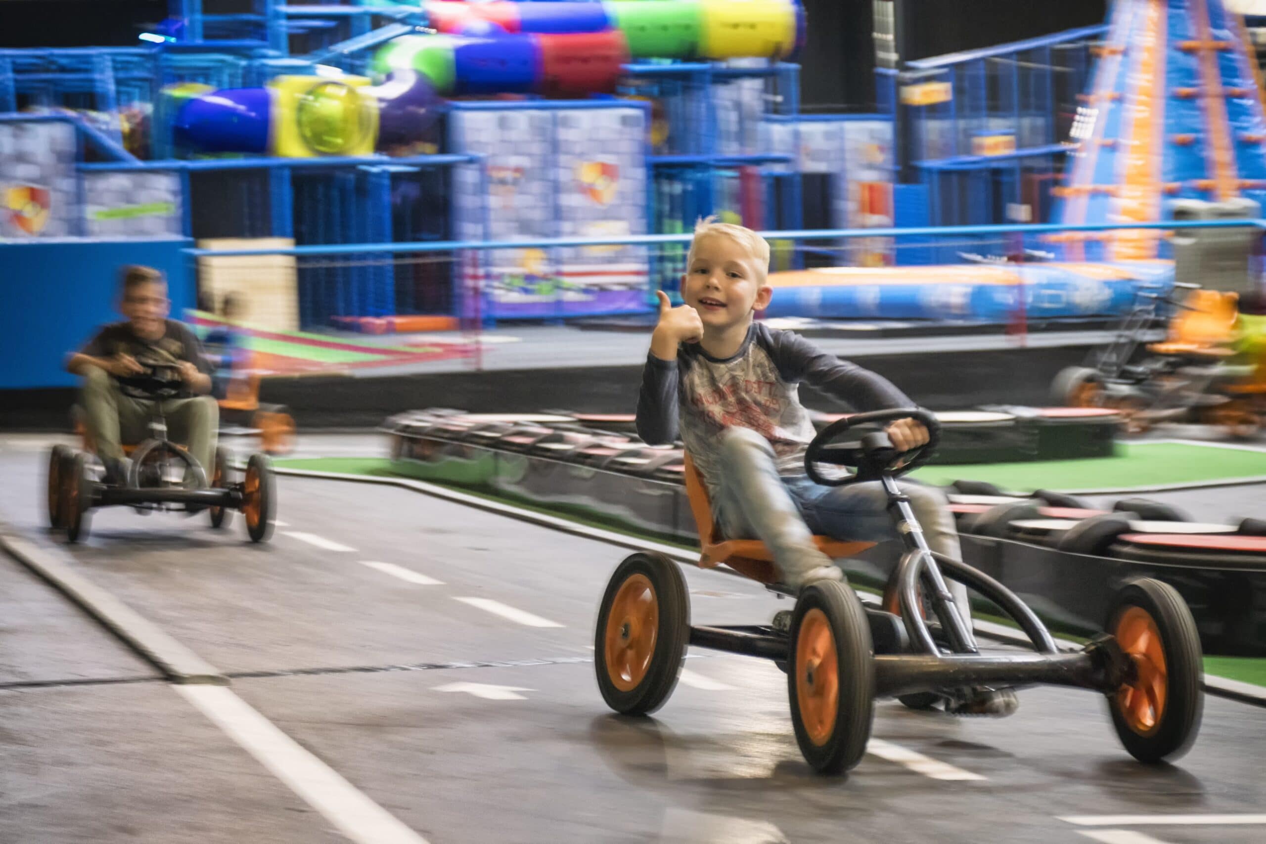 Skelter rijden op de skelterbaan bij Jimmy's Speelparadijs in Amsterdam.