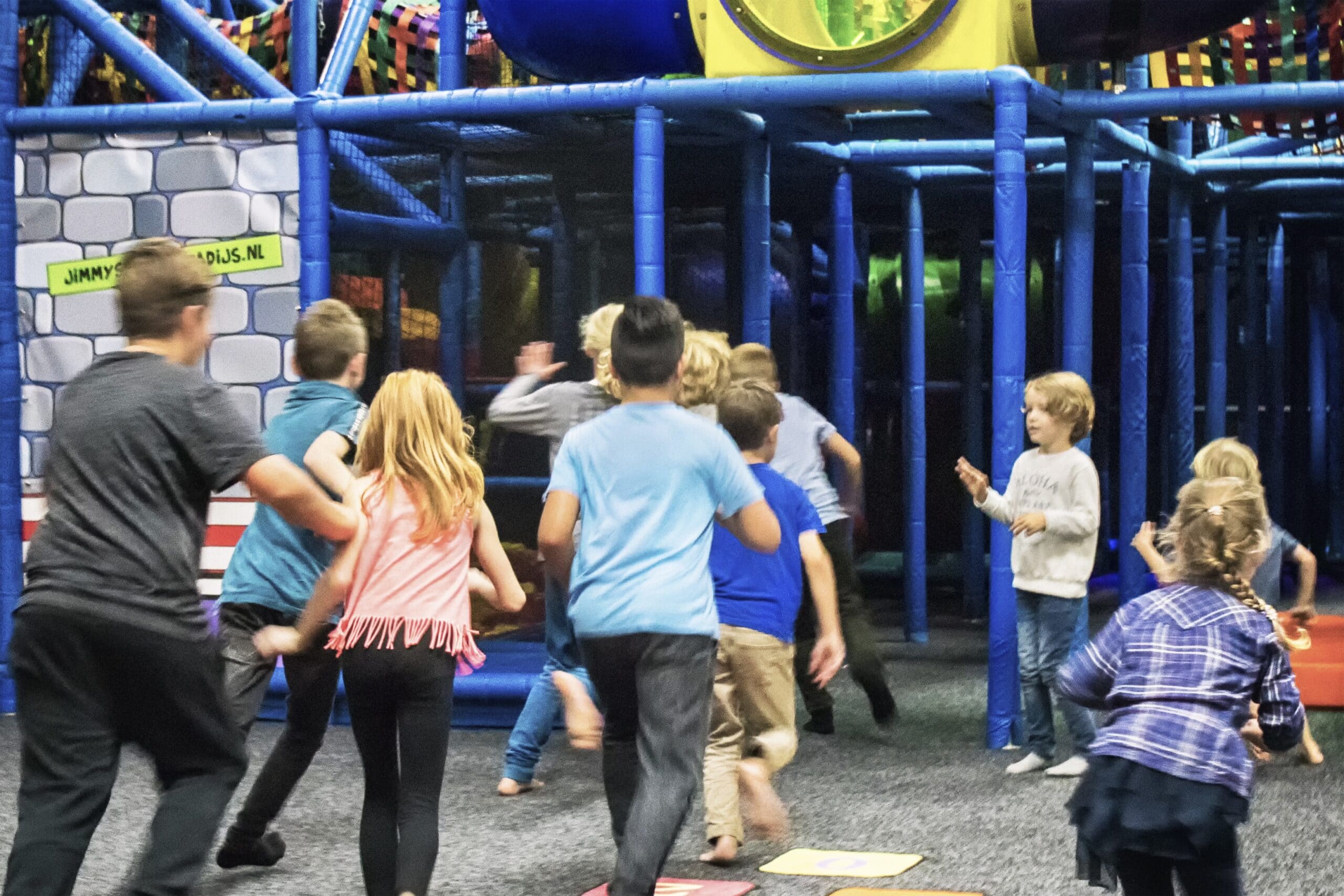 Kinderen rennen naar de ingang van het klimkasteel in Jimmy's Speelparadijs in Amsterdam