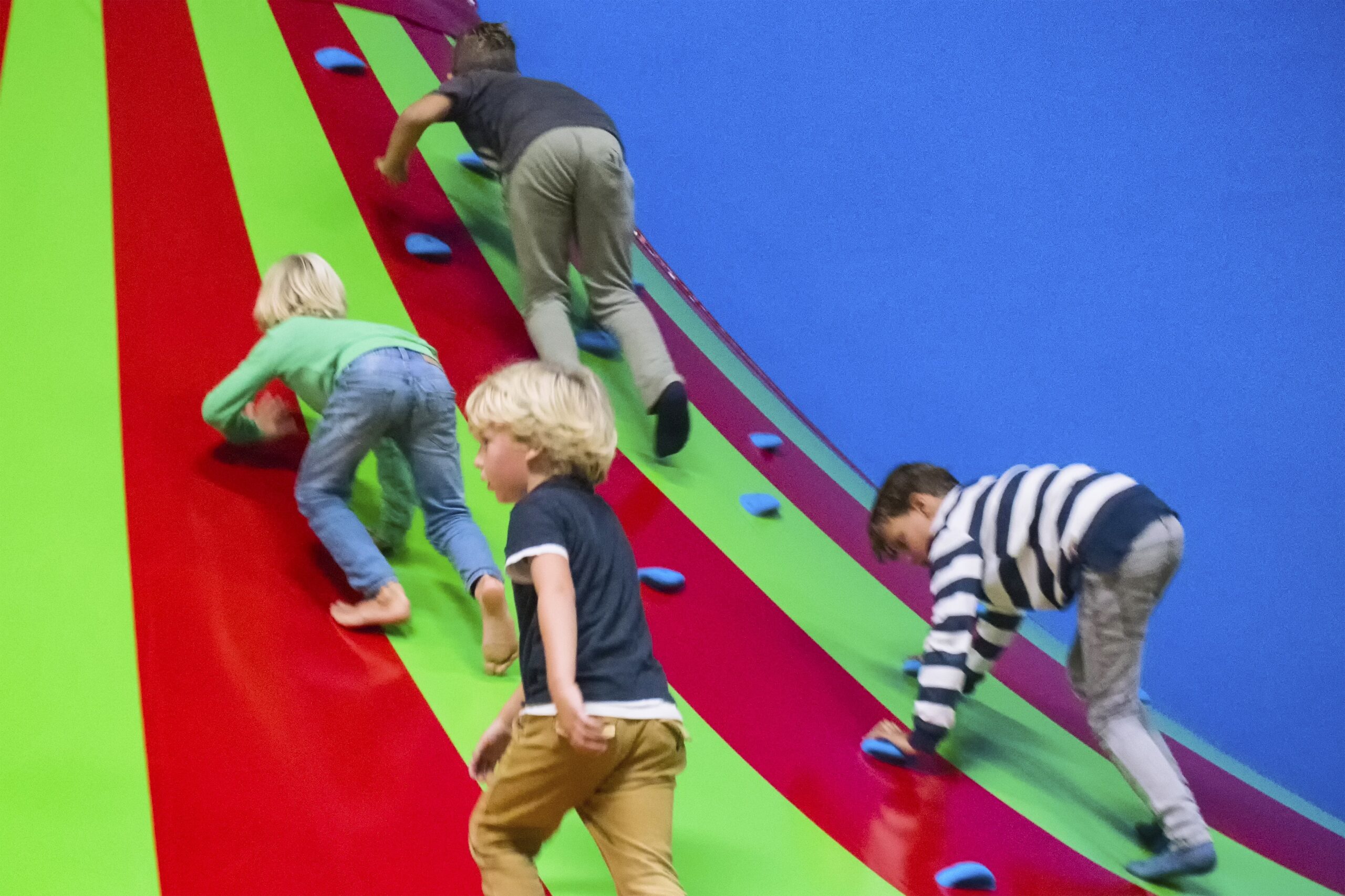 Kinderen klimmen op de klautertoren bij Jimmy's Speelparadijs in Amsterdam.