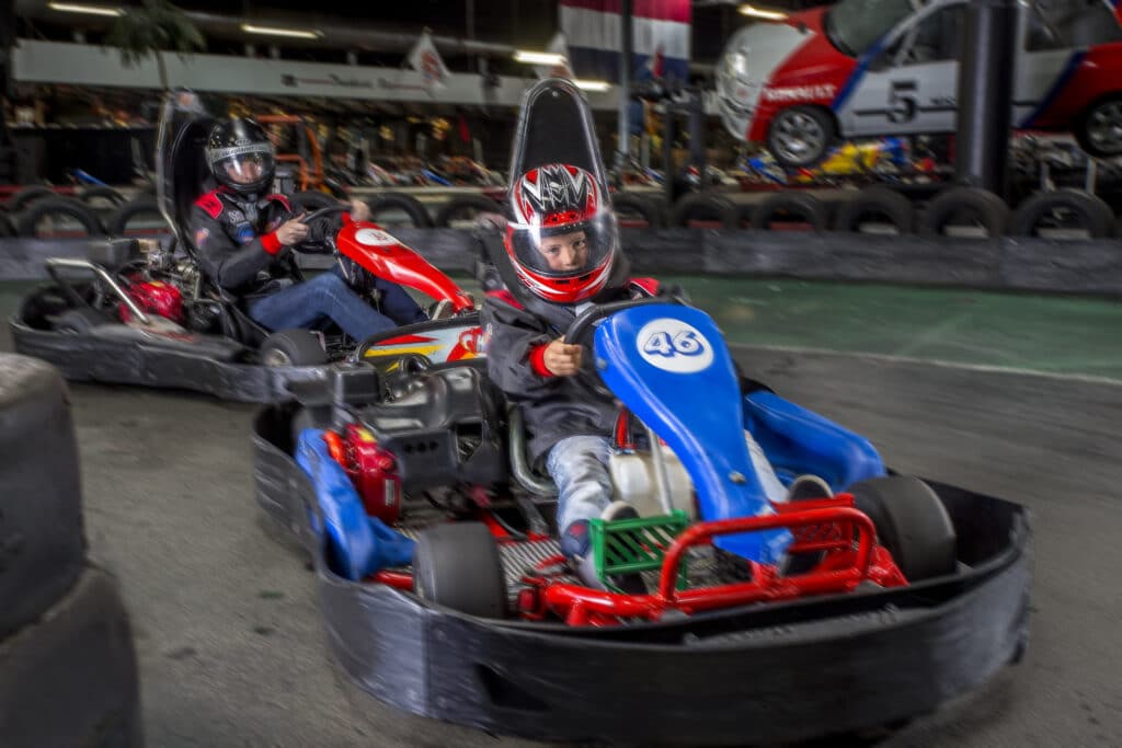 Vader en zoon racen tegen elkaar in de familieheat van Race Planet in Amsterdam en Delft op de kartbaan.