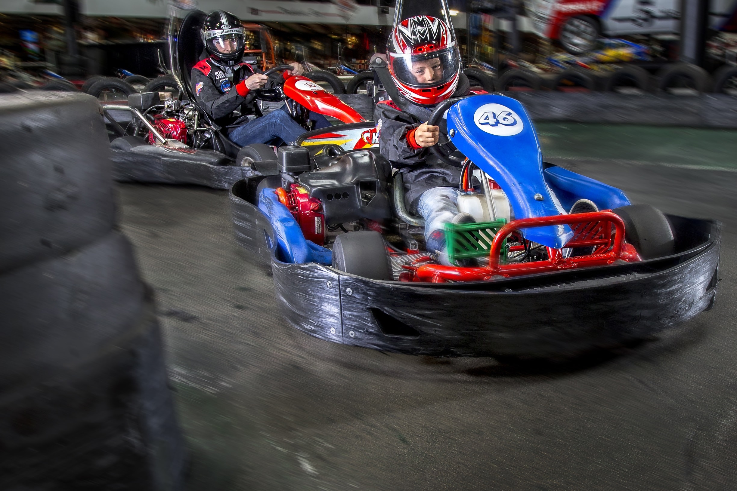 Karts in de familieheat van Race Planet waarin vader en zoon samen rijden op de kartbaan in Delft en Amsterdam