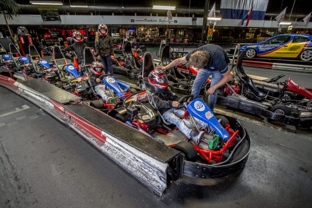 Kind krijgt de laatste instructies voor hij over de kartbaan van Race Planet in Amsterdam en Delft gaat racen in de kinderheat.