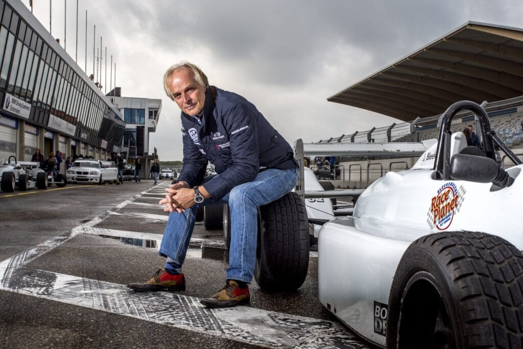 Coureur Michael Bleekemolen zit op een band van een formule-wagen op Circuit Zandvoort van Race Planet.