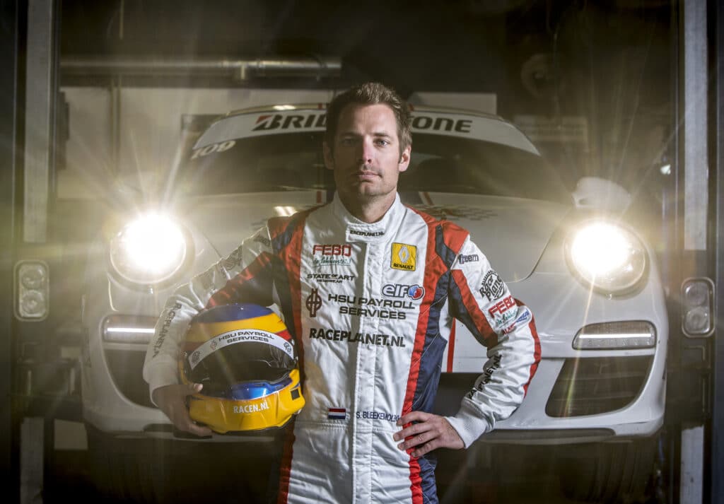 Coureur Sebastiaan Bleekemolen voor een Porsche 911 raceauto van Race Planet op Circuit Zandvoort.