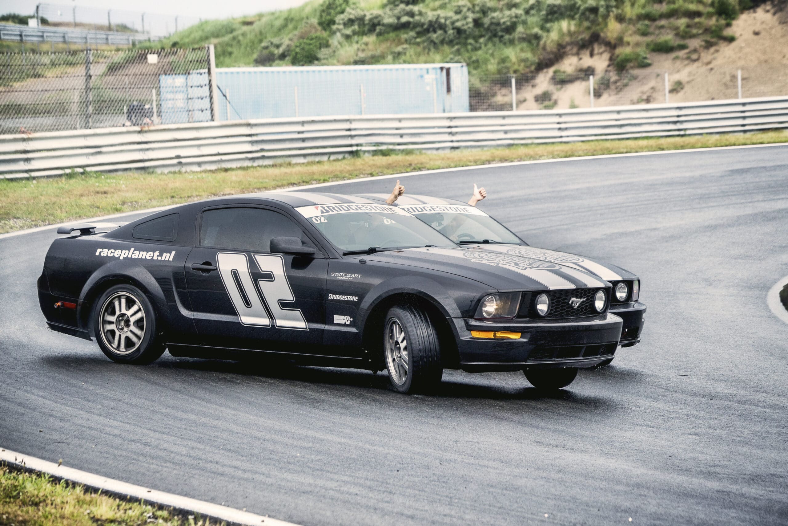 Ervaren driftcoureurs in de bocht op Circuit Zandvoort tijdens de circuittour op een Race Experience dag van Race Planet