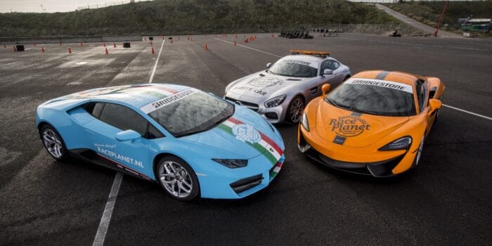 De Lamborghini Huracán, McLaren 540C en Mercedes-AMG GT op het paddock van Circuit Zandvoort als onderdeel van de Diamond Experience van Race Planet.