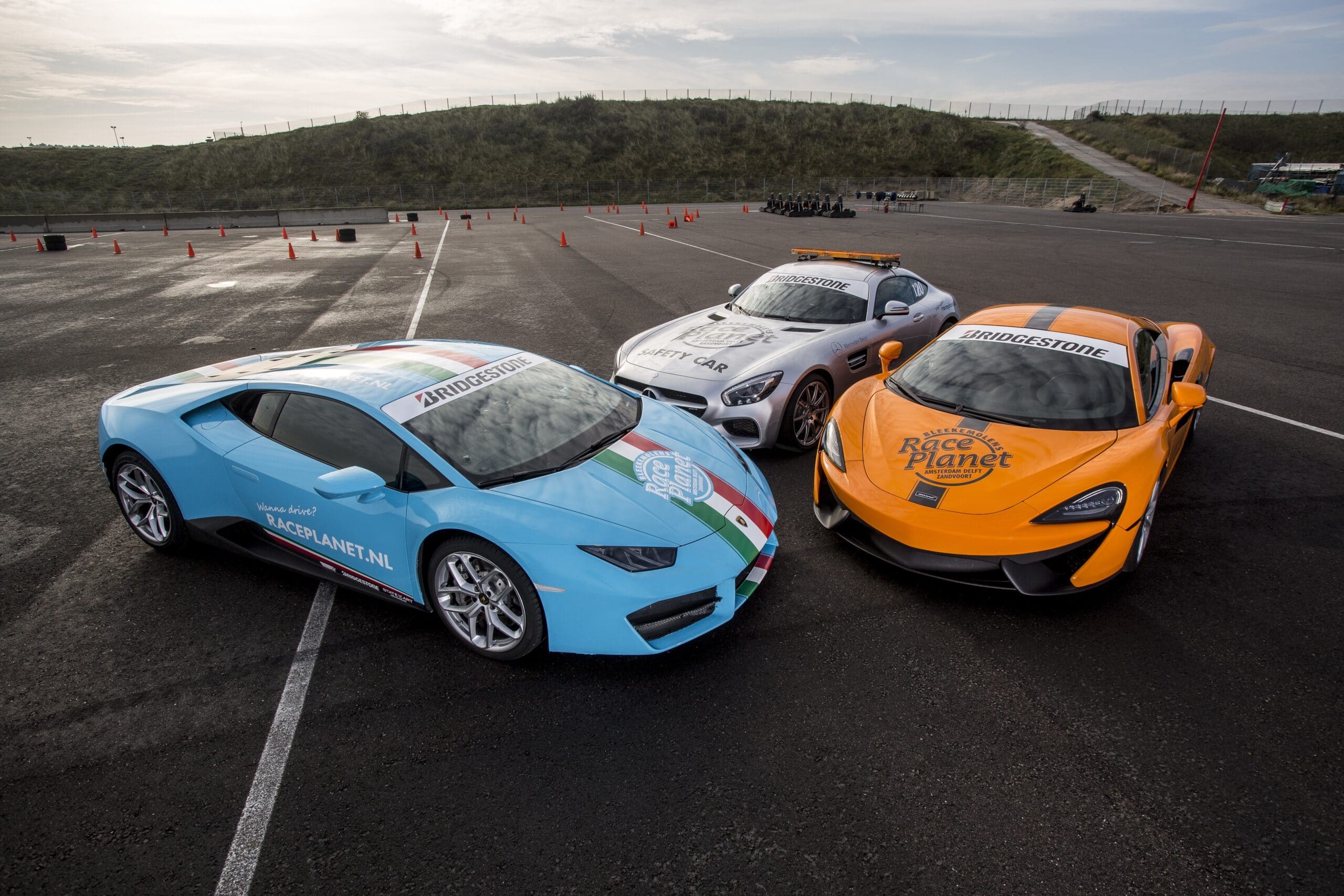 De Lamborghini Huracán, McLaren 540C en Mercedes-AMG GT op het paddock van Circuit Zandvoort als onderdeel van de Diamond Experience van Race Planet.