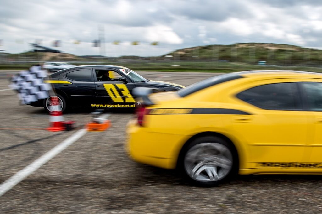 Dodge Chargers aan de start van een dragrace op de quarter mile op Circuit Zandvoort bij Race Planet.