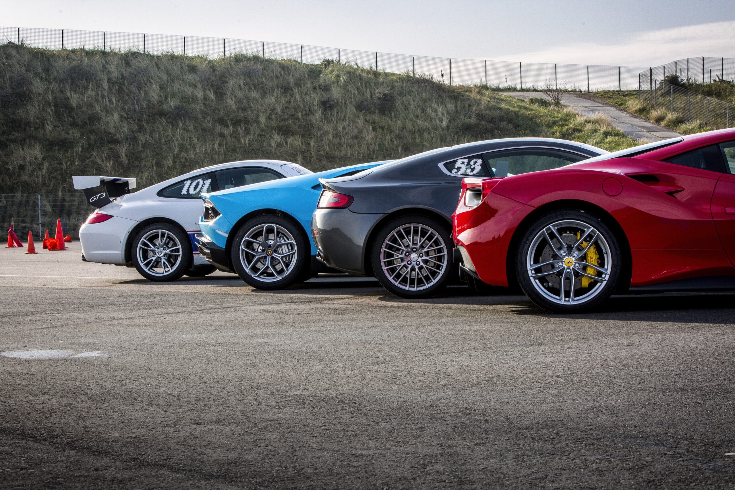 Ferrari 488 GTB, Aston Martin V8 Vantage en Lamborghini Huracan op Circuit Zandvoort als onderdeel van de Race Planet Gold Experience.