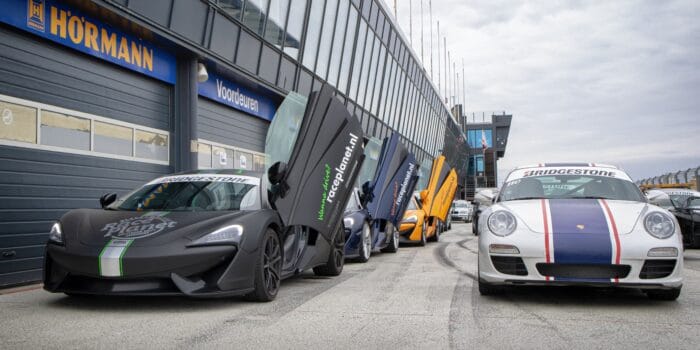 McLaren's en Porsche 911's staan op Circuit Zandvoort klaar voor een Hyper VIP Experience