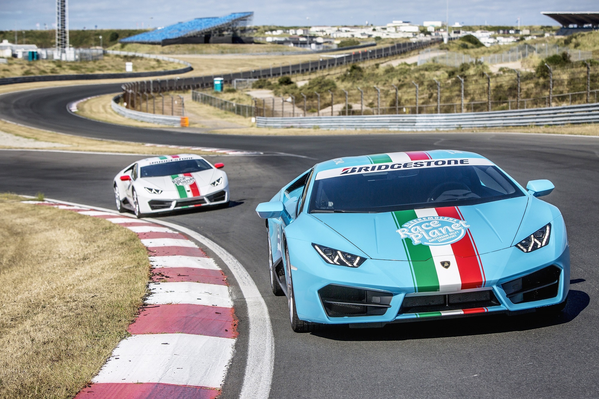 Lamborghini Huracans van Race Planet op Circuit Zandvoort in de Slotemakerbocht waarin deelnemers tijdens Race Experiences zelf rijden.