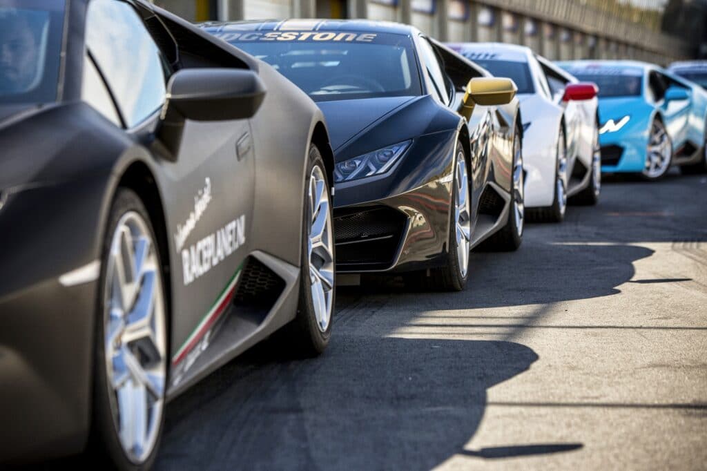 De Lamborghini Huracáns op de pitstraat van Circuit Zandvoort tijdens de Lamborghini VIP Experience.