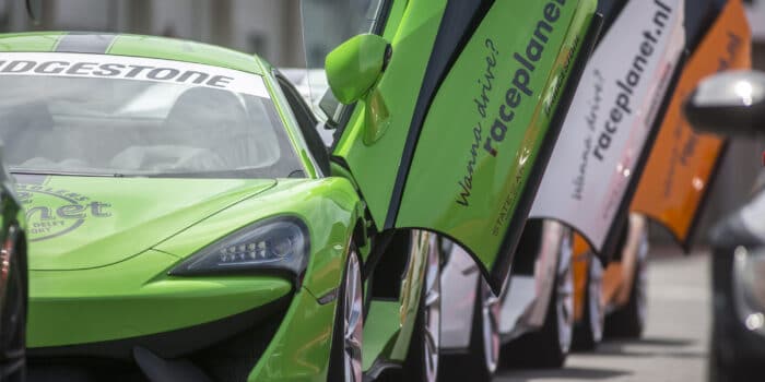 Open vleugeldeuren van McLaren's in de pitstraat van Circuit Zandvoort.