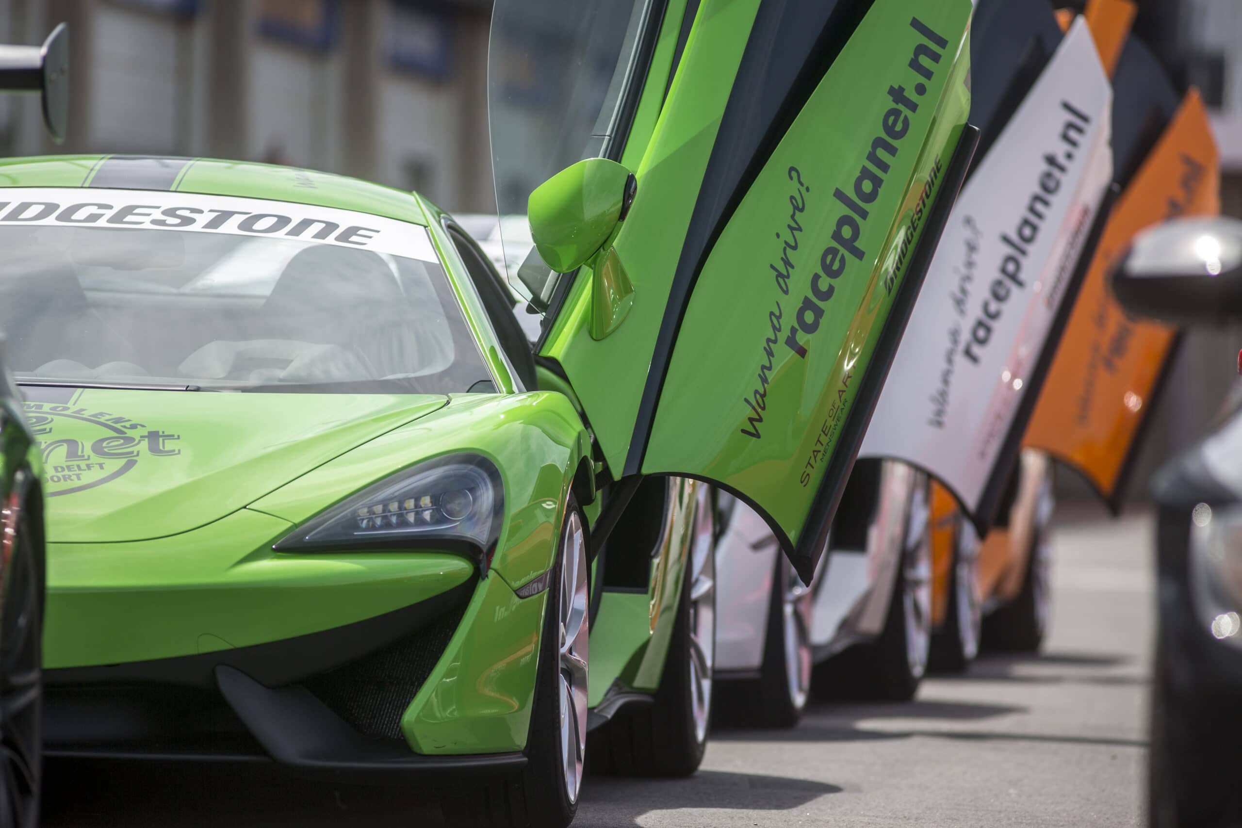 Open vleugeldeuren van McLaren's in de pitstraat van Circuit Zandvoort.