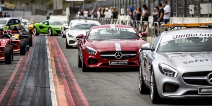 De Race Planet Mercedes-AMG GT's op Circuit Zandvoort in de pitstraat. Deelnemers staan klaar om in te stappen en zelf te rijden in de auto's.