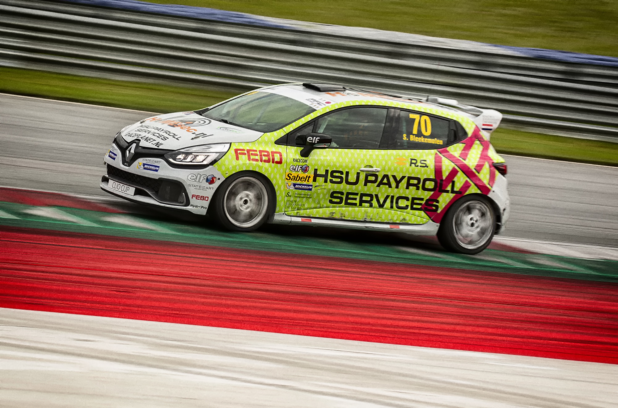 Renault Clio Cup auto van Sebastiaan Bleekemolen in actie op het circuit, hetzelfde model als het meerijden in de Racetaxi op Circuit Zandvoort