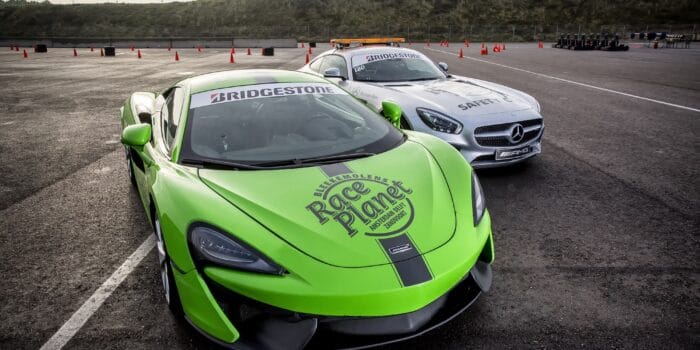 McLaren 540C en Mercedes-AMG GT Coupe staan op het paddock voor deelnemers van de Super Experience op Circuit Zandvoort.