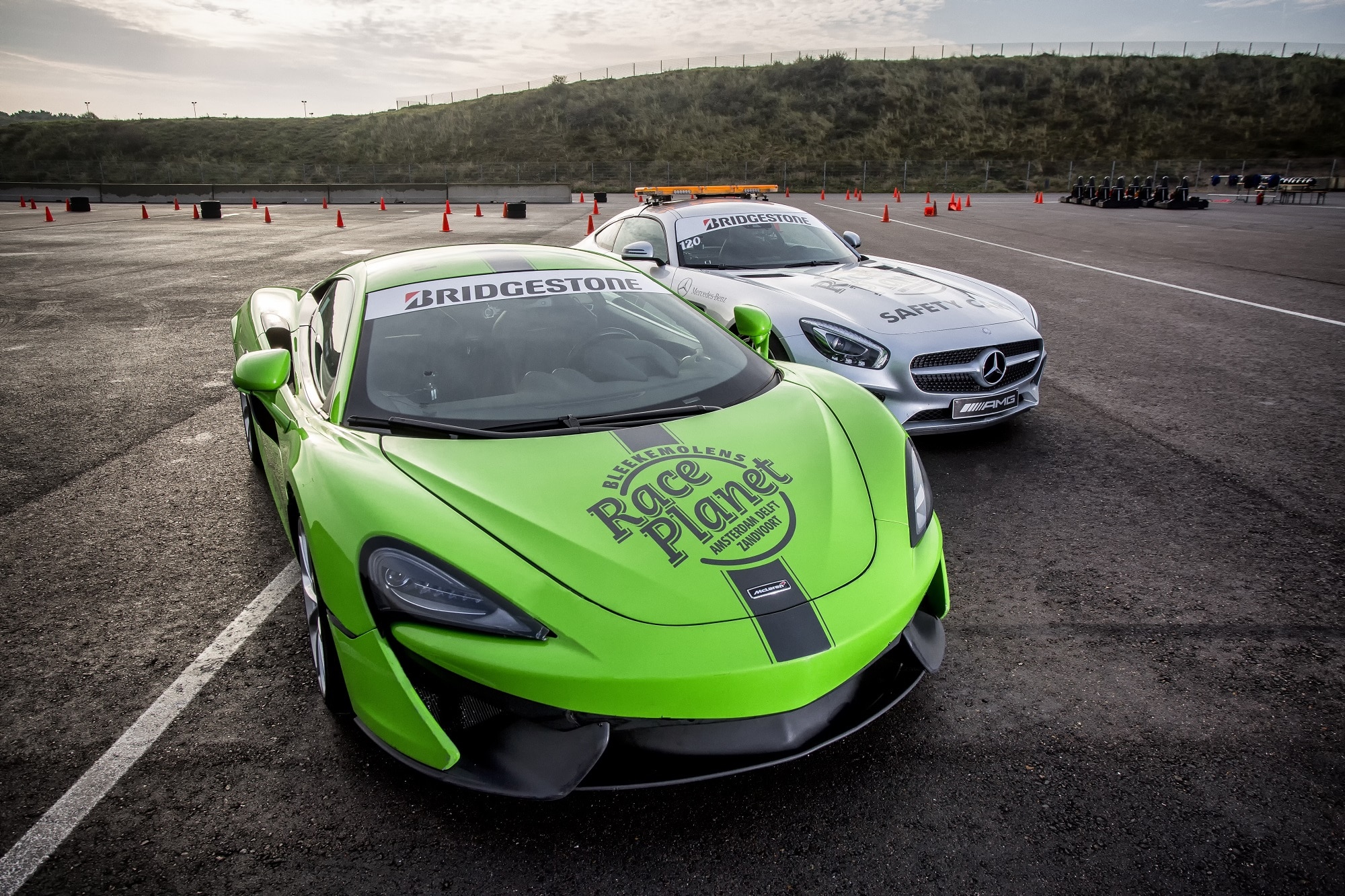 McLaren 540C en Mercedes-AMG GT Coupe staan op het paddock voor deelnemers van de Super Experience op Circuit Zandvoort.