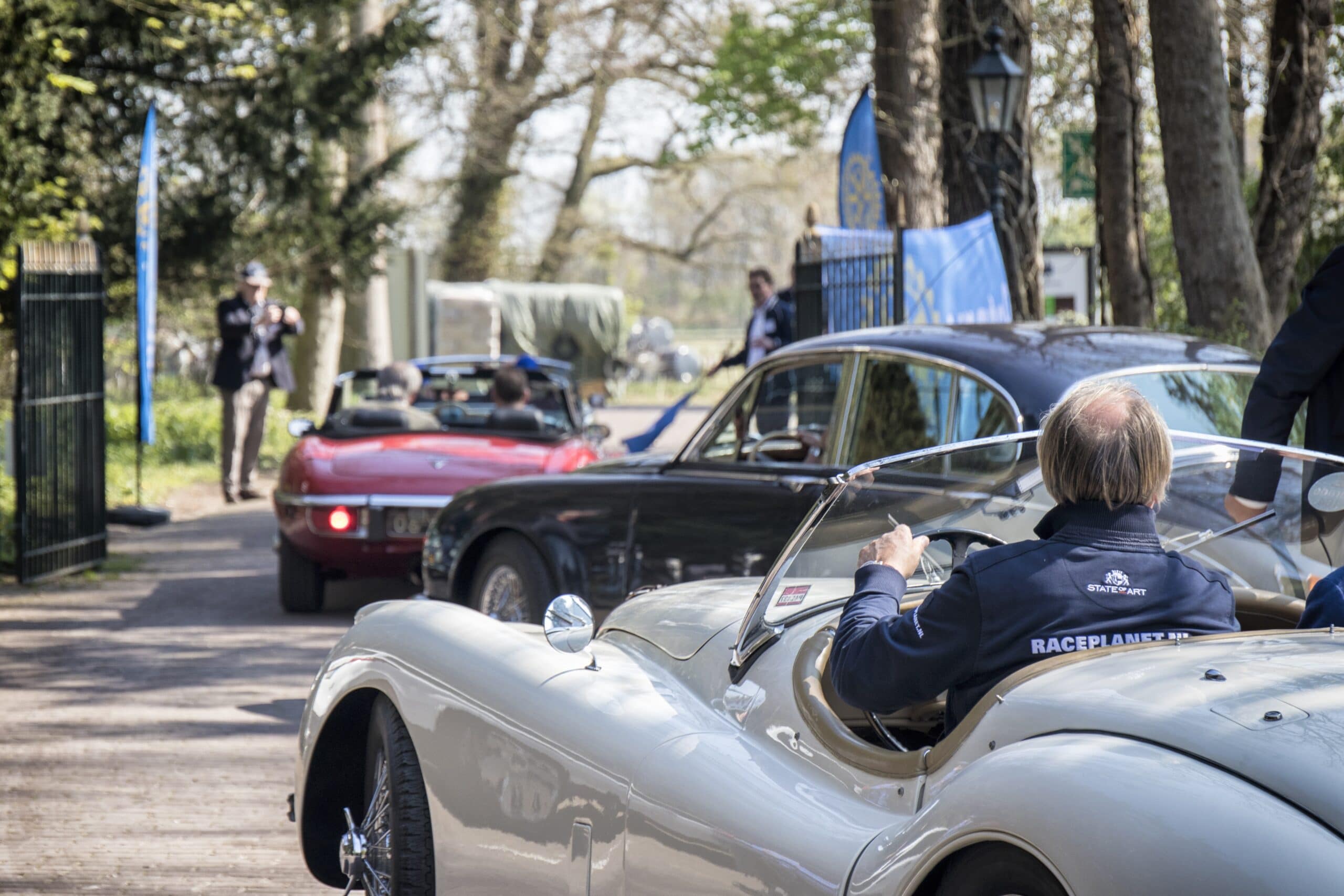 Jaguar XK120 en andere oldtimers tijdens een klassiekerrit van Rijeenklassieker.nl