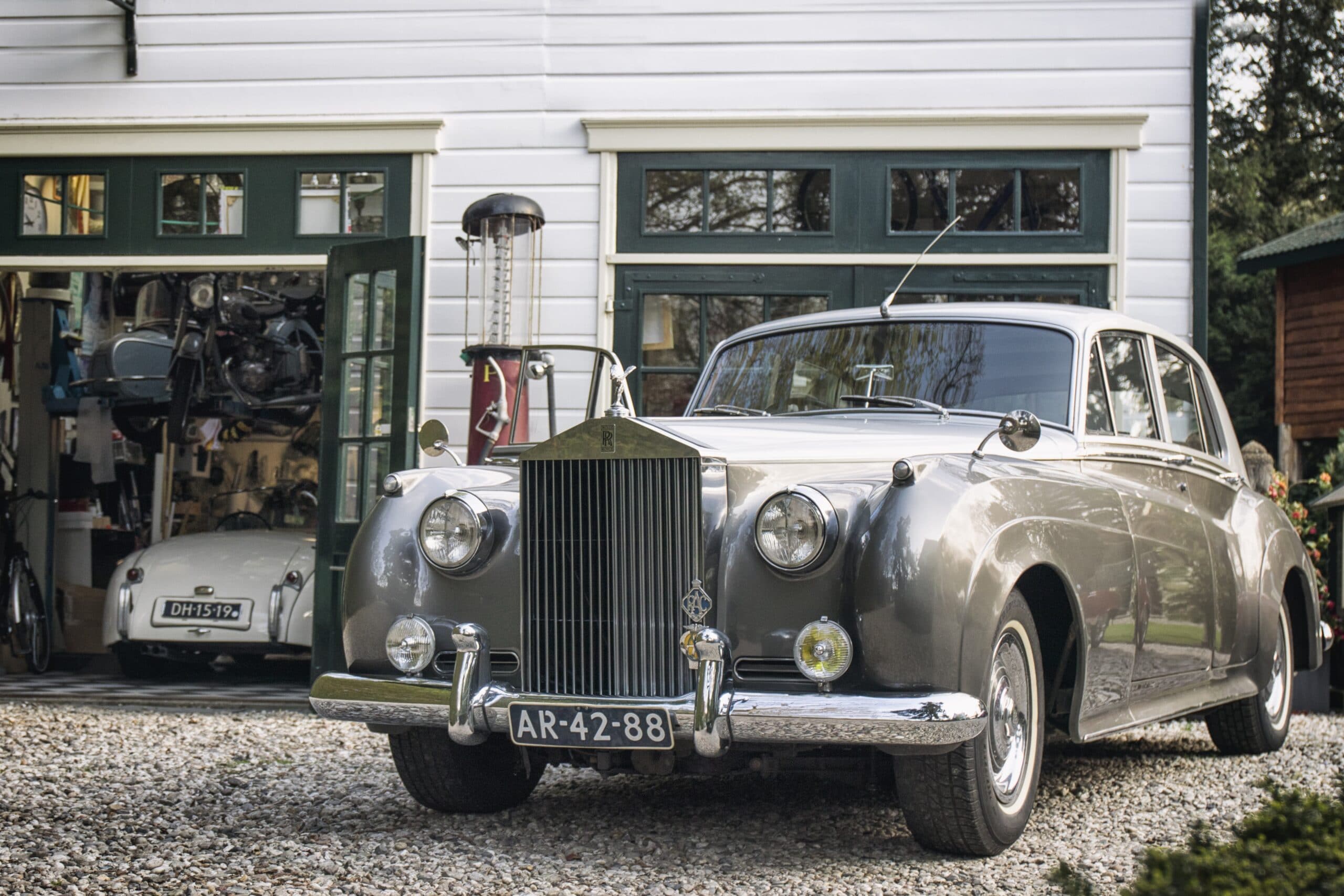 Rolls Royce en Jaguar XK120 van de Bleekemolen collectie in de garage