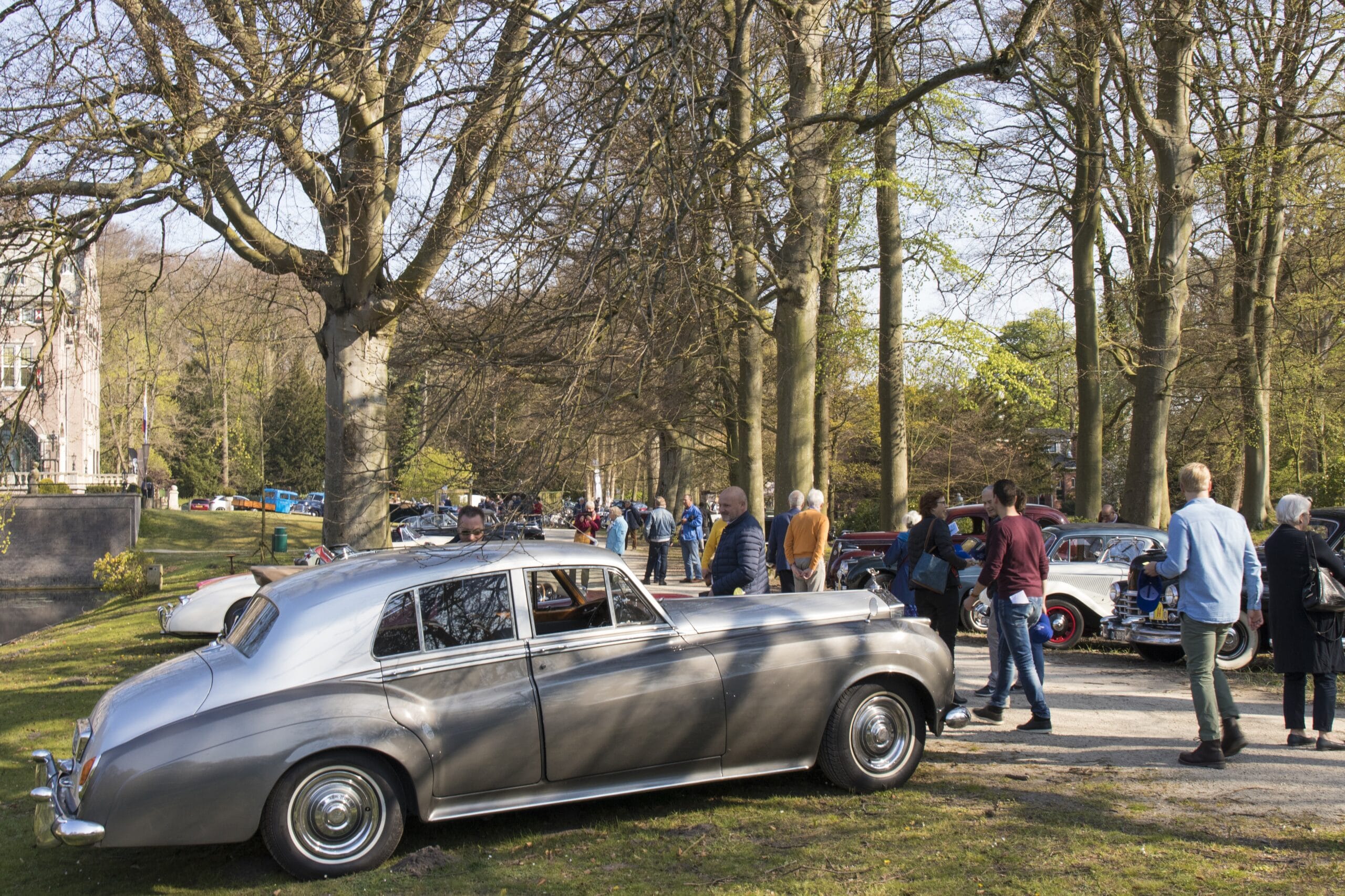 Rolls Royce van Rijeenklassieker.nl tijdens een oldtimerrit met andere klassieke auto.