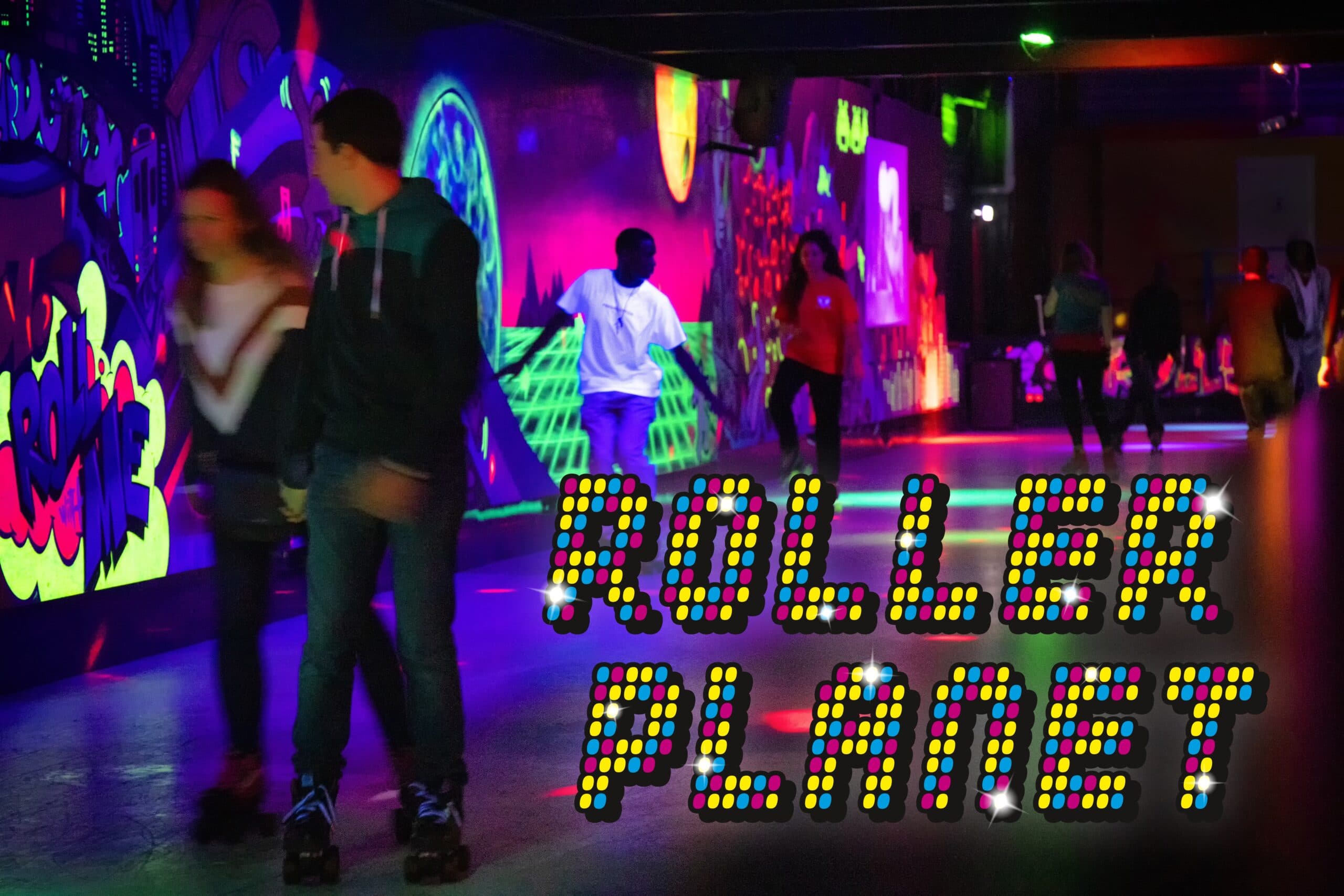 Rolschaatsbaan van Roller Planet met logo en rollerskaters op de rink.