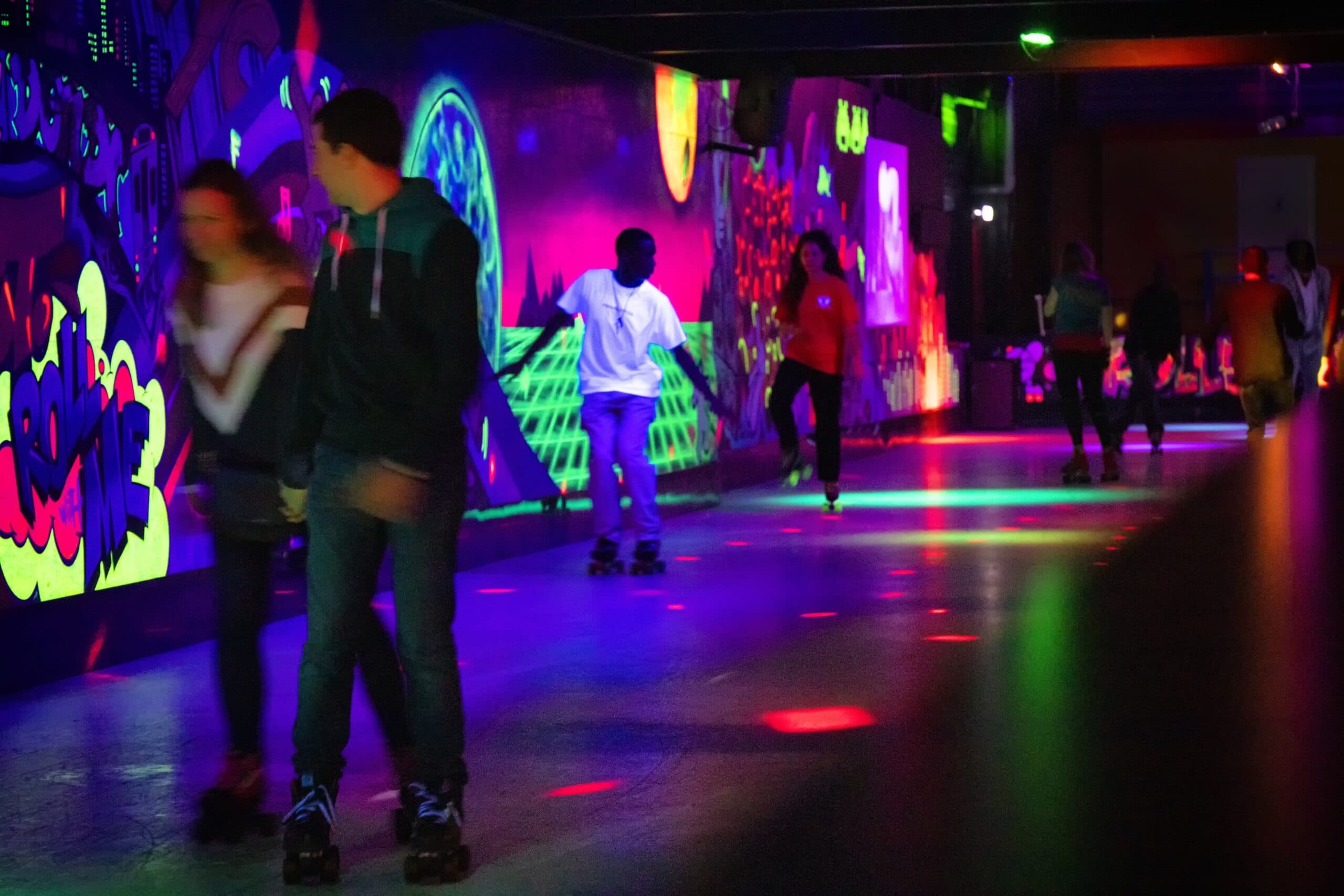 Rolschaatsers op de rolschaatsbaan van Roller Planet in Amsterdam.