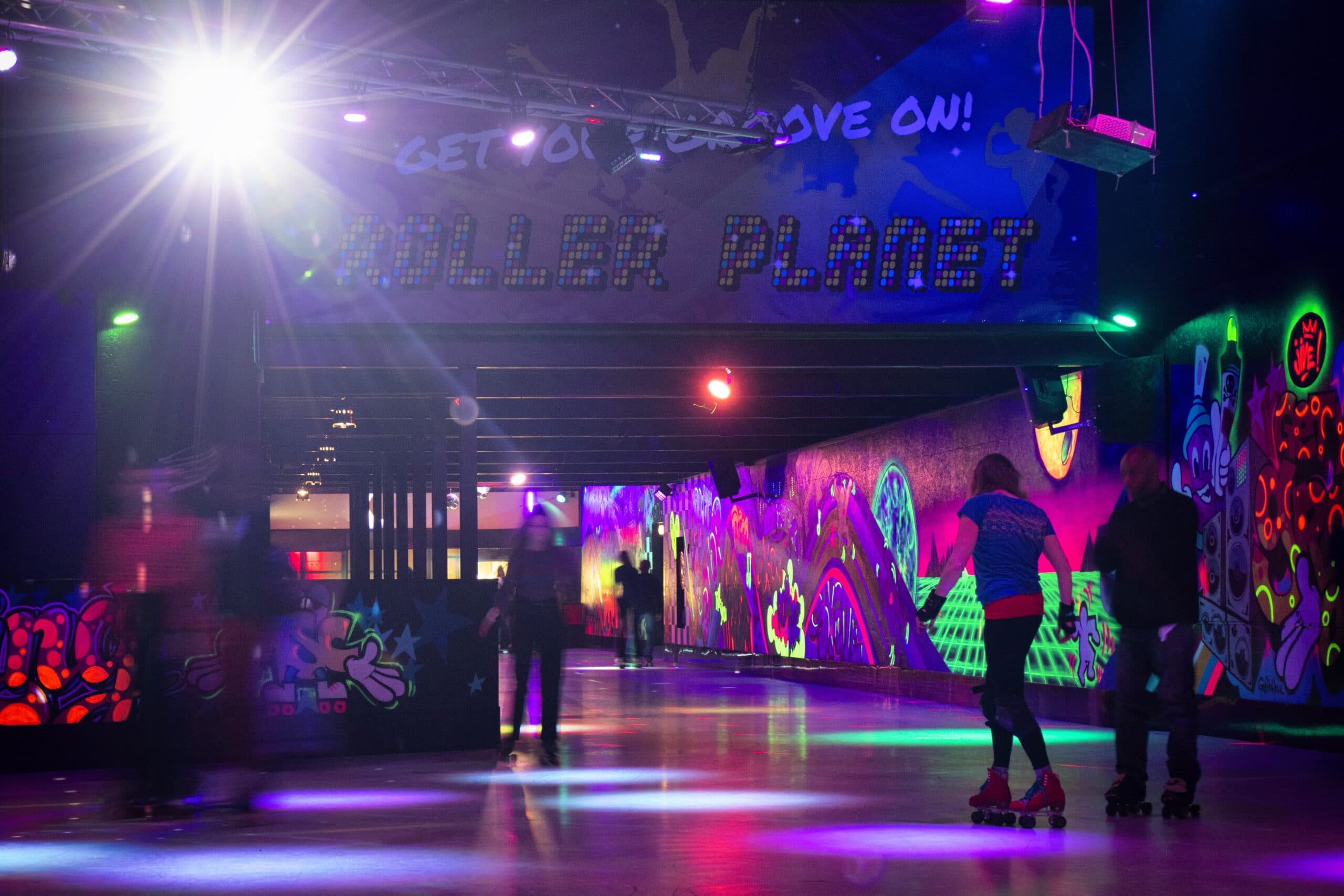 Rollerskatende jongeren in Amsterdam bij Roller Planet op de rolschaatsbaan.