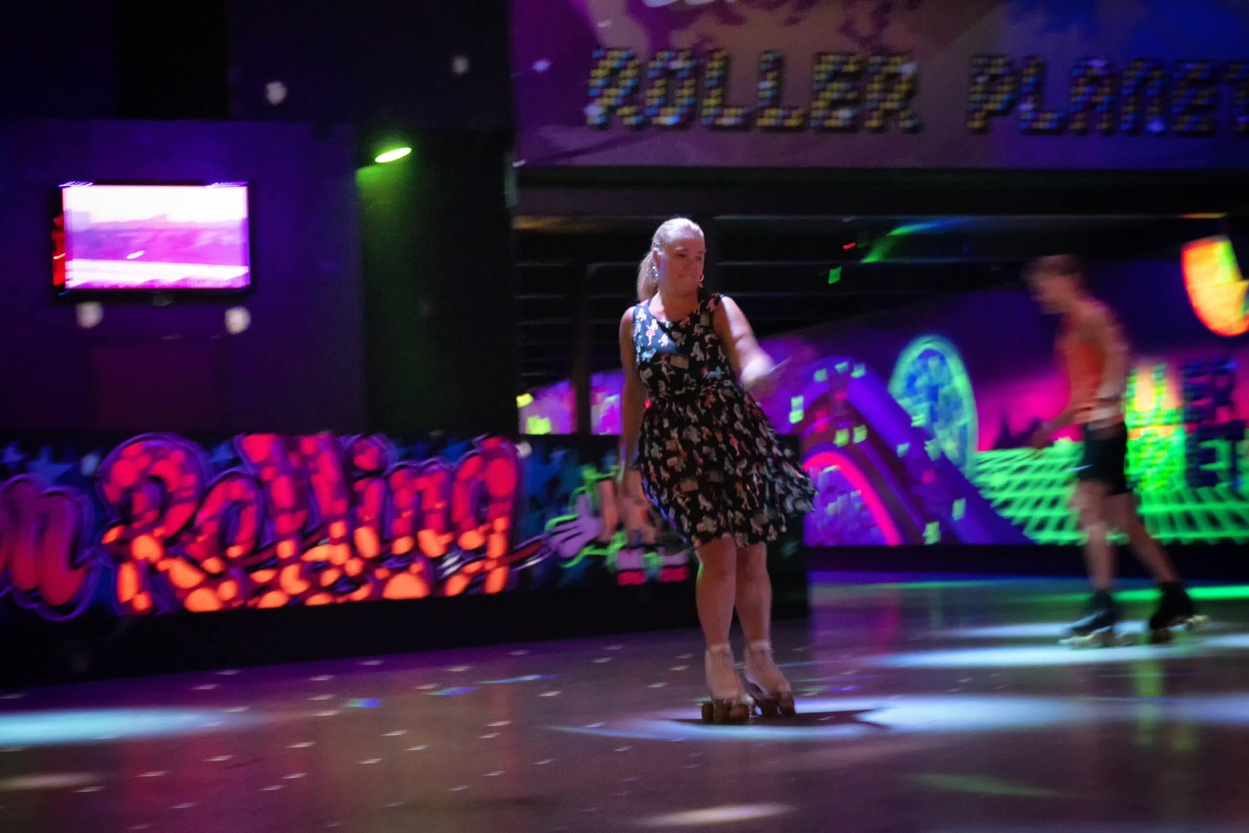 Rolschaatser op de Roller Planet rink in Amsterdam is aan het rollerskaten.