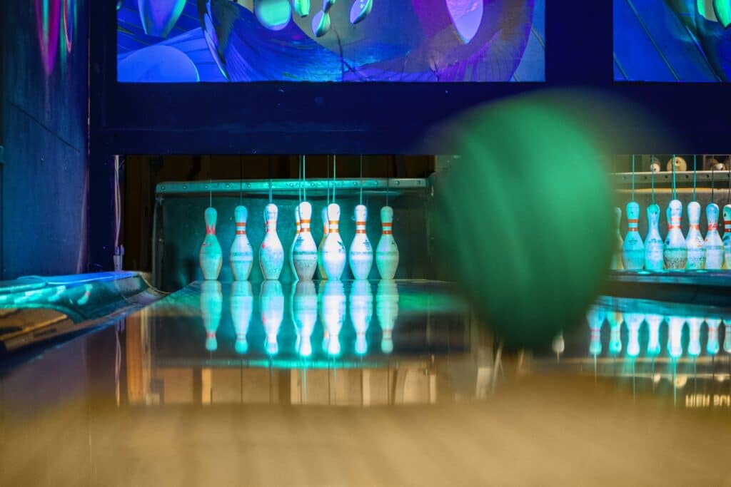 Op de bowlingbanen van Race Planet Amsterdam en Delft wordt een strike gegooid met een bowlingbal tijdens het bowlen.