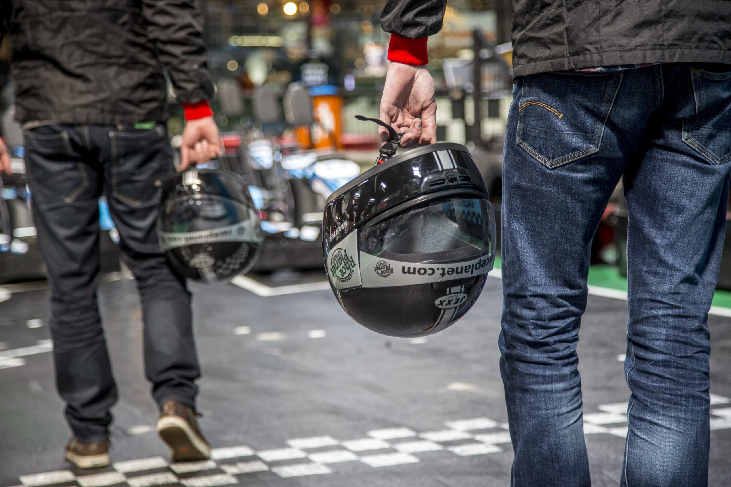 Coureurs met helmen bij Bleekemolens Race Planet klaar om te gaan racen op de kartbaan.