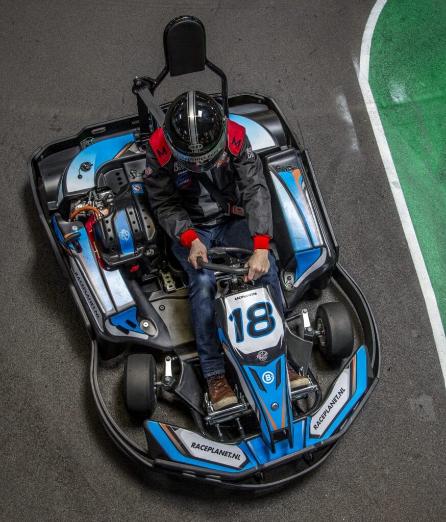 Kart vanaf de brug op de kartbaan gefotografeerd bij Race Planet in Delft en Amsterdam.