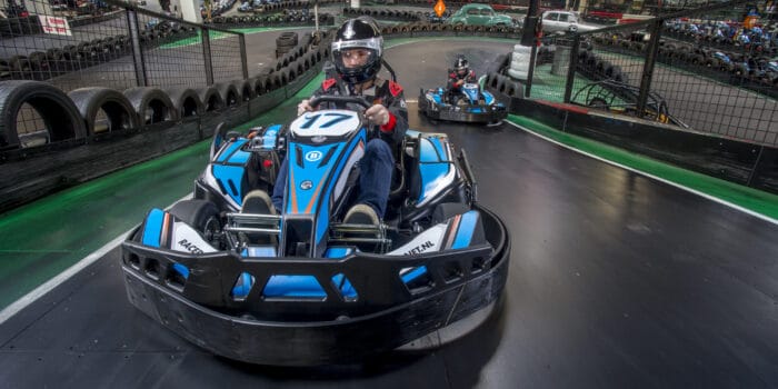 Karts racen tegen elkaar op de spannende kartbanen van Bleekemolens Race Planet in Amsterdam en Delft voor de overwinning.