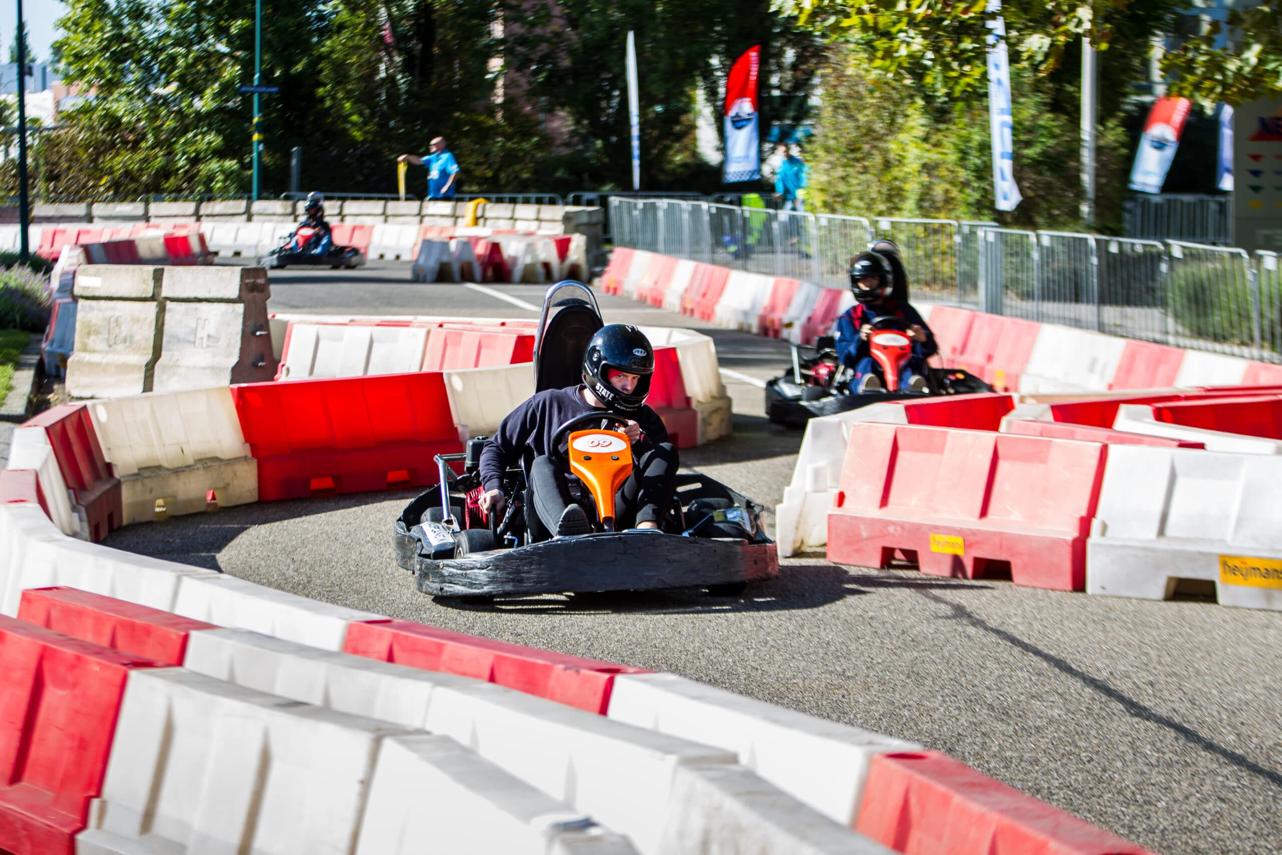 Karten op locatie georganiseerd door Race Planet om te racen in karts op een locatie naar wens.