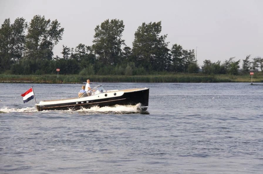 Race Planet sloep tijdens een relatie-event op het water.