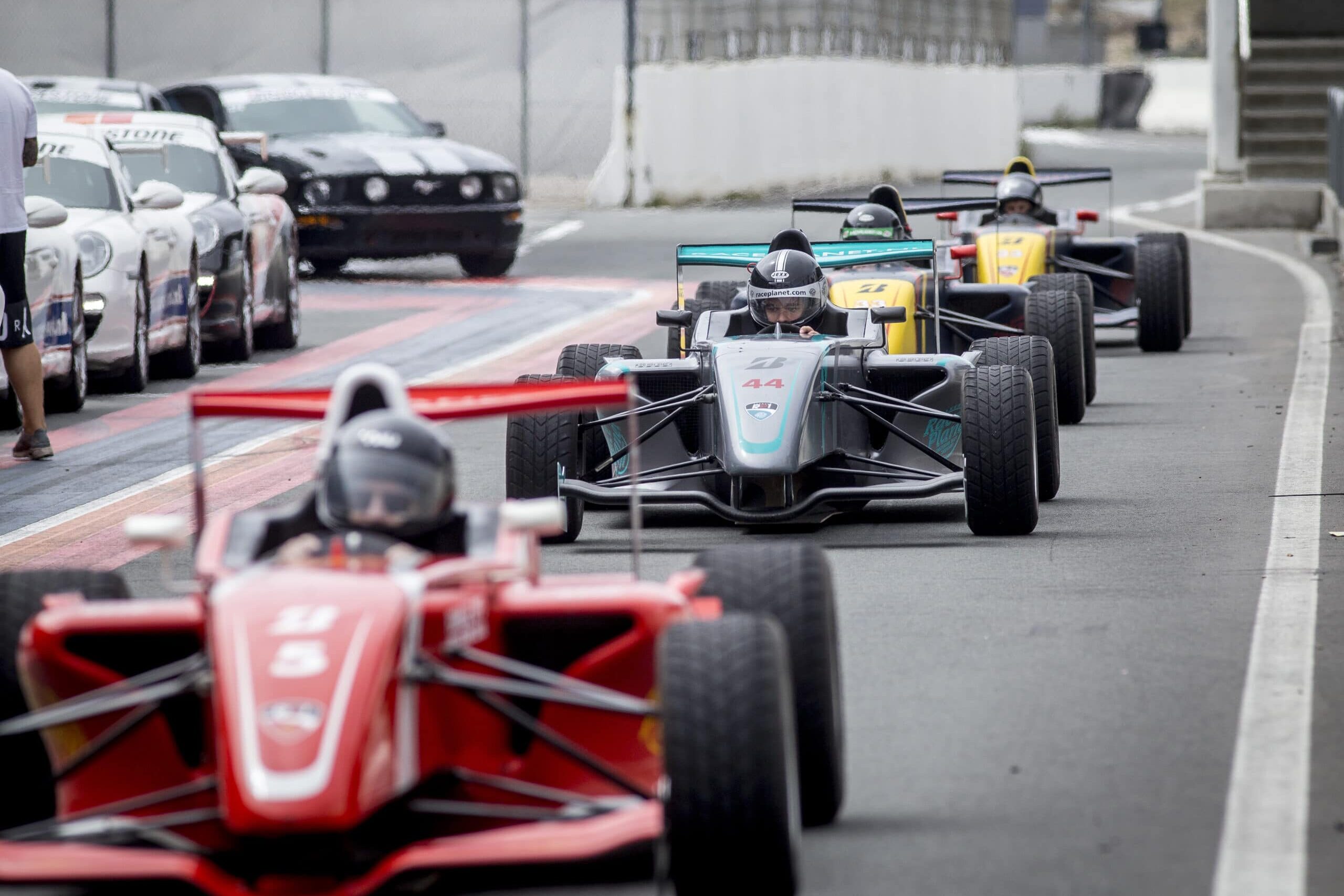 Formule RP1 wagens in de pitstraat van Circuit Zandvoort tijdens een Race Experience van Race Planet.