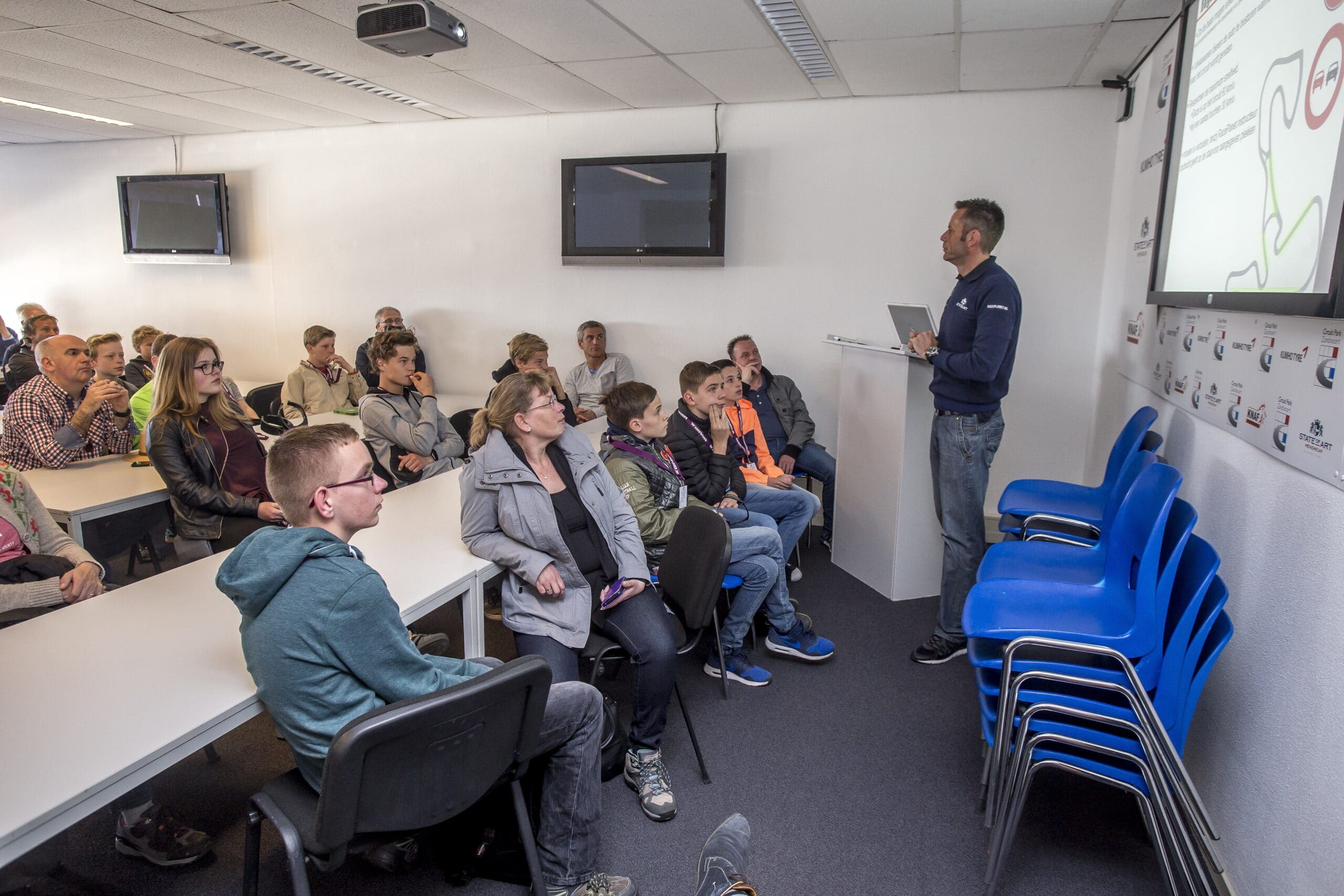 Kinderen krijgen instructies voor het Autorijden voor de Jeugd op Circuit Zandvoort bij Race Planet.