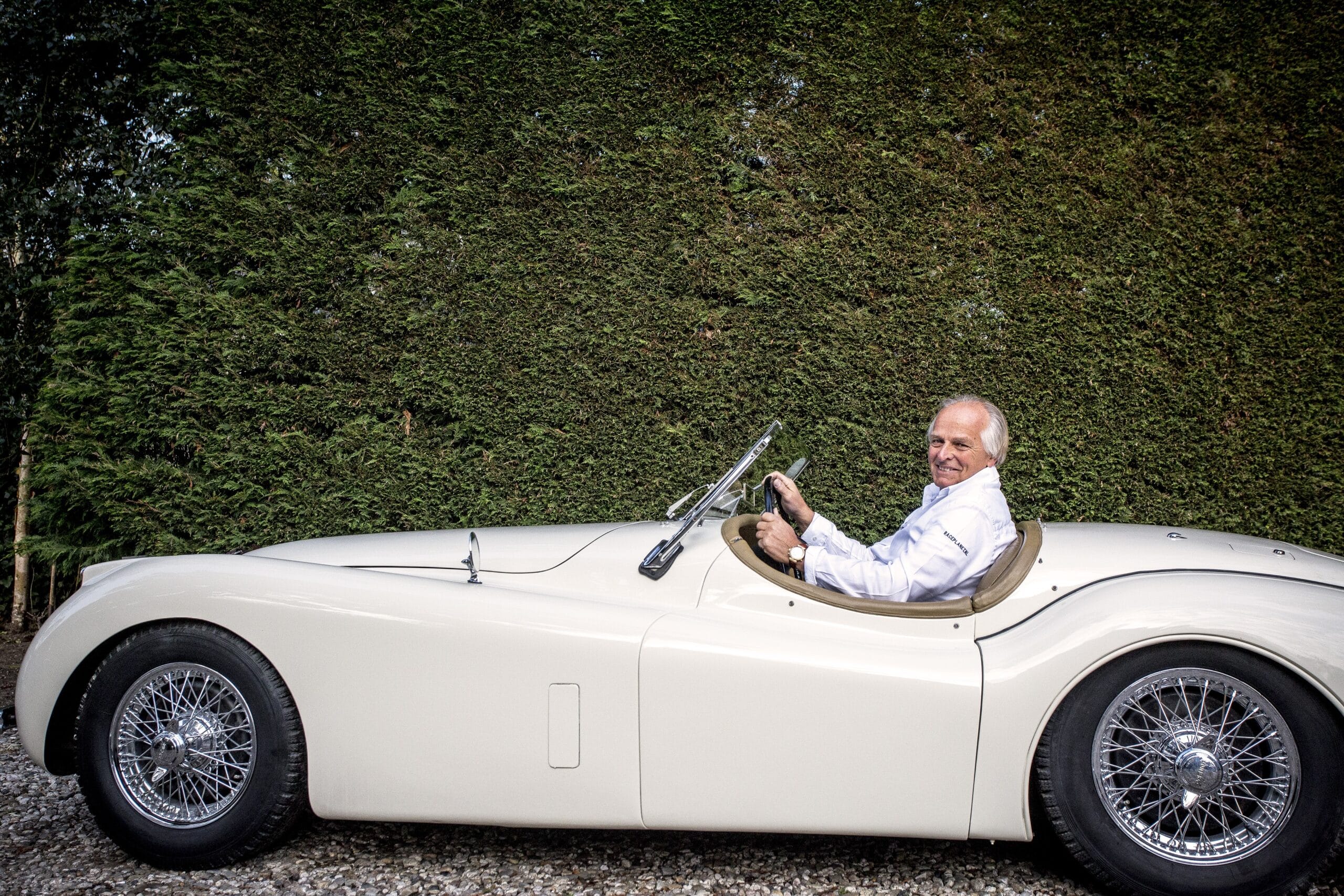 Michael Bleekemolen in een klassieke Jaguar XK120 olditmer van Rijeenklassieker.nl.