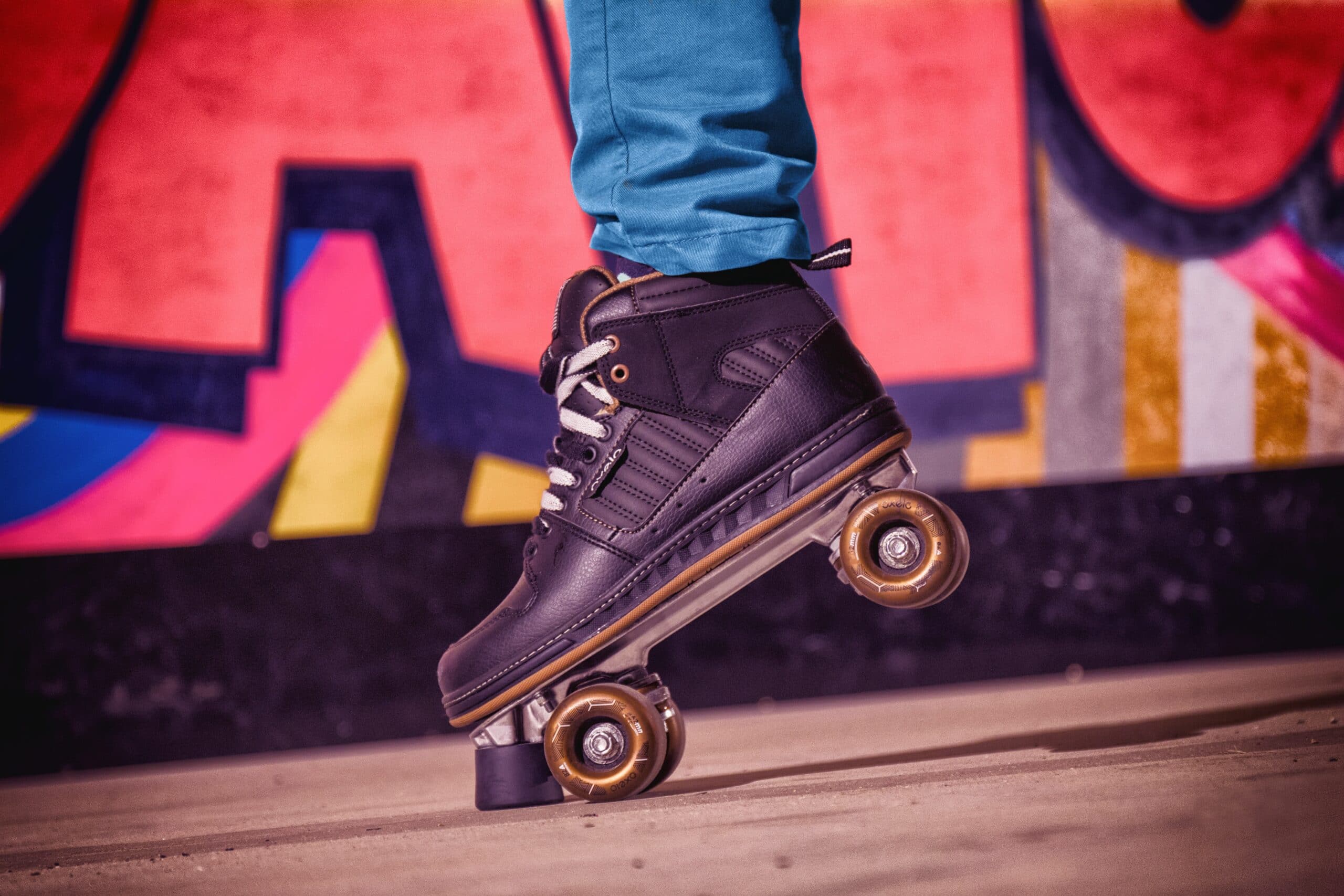 Rolschaatser op rollerskates rijdt op de rolschaatsbaan van Roller Planet bij Bleekemolens Race Planet Amsterdam.