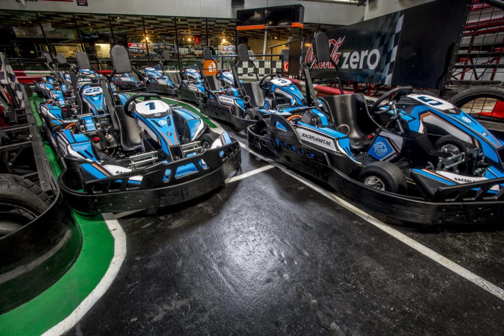 Karts staan klaar in de pitstraat bij Race Planet Amsterdam en Delft voor een kartheat.